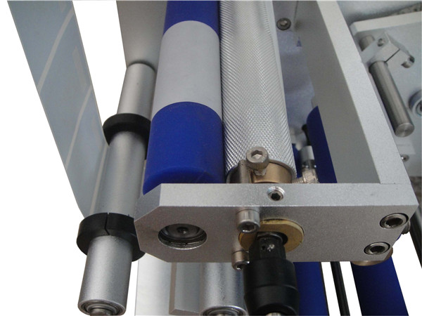 Semi automatic vertical round bottle labeling machine